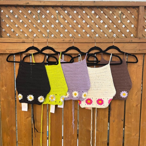 Handmade crochet floral top with open back - Picture 3 of 4